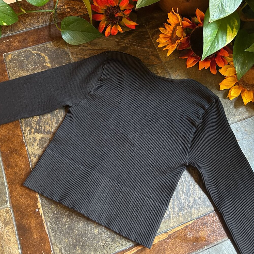 Nikibiki Seamless Long Sleeve V-Neck Crop Top - Picture 4 of 4